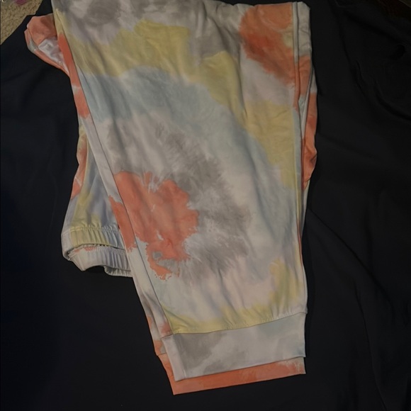 NWT- Secret Treasures Tie-Dye Women's 2 piece pajama set. Size 3x (24/26) - Picture 3 of 3